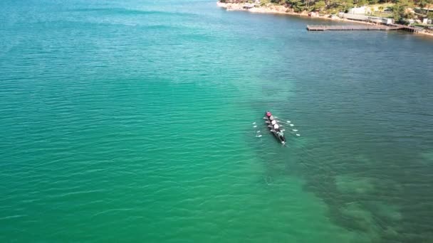 Sport Canoe Con Equipo Cuatro Personas Remando Aguas Tranquilas Vista — Vídeos de Stock