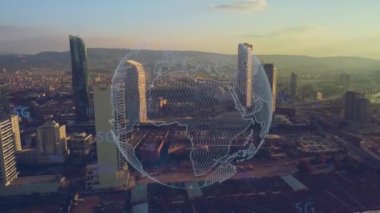 Modern şehir manzarası ve iletişim ağı konsepti. Telekomünikasyon. Bazı şeylerin interneti. Bilgi Teknolojisi Bilişim Teknolojisi. 5G mi? Akıllı şehir. Dijital dönüşüm. Yüksek kalite 4k görüntü