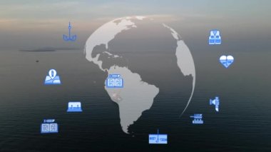 Büyük Balık Yakalayıcı Martı Sürüsü Uçan Uçan İnsansız Hava Aracı Günbatımı ile balıkçı teknesi. Deniz yüzeyindeki küçük gemi Altın Gök Suyu Yolu 'ndan ayrılıyor. Martılar var. Parlak Güneş Diski. Yüksek