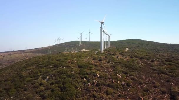 Vista Aérea Sobre Paisagem Agrícola Turbinas Eólicas Gerando Energia Renovável — Vídeo de Stock