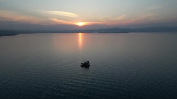 日没後には漁船のトロール船が海上を航行する 高品質4K映像 — ストック動画
