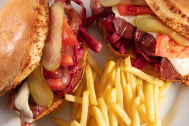 Kumru çörek, peynir, domates ve sosis ile genellikle Türk bir sandviç var. Bu sokak gıda adını yakalı güvercin çevirir ve sandviç şekilden türetir. Sokak gıda