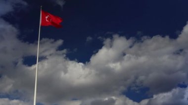 Türk bayrağı mavi gökyüzünde dalgalanıyor. Güneşli zaman, Türkiye Cumhuriyeti ulusal kırmızı işareti. Yüksek kalite 4k görüntü