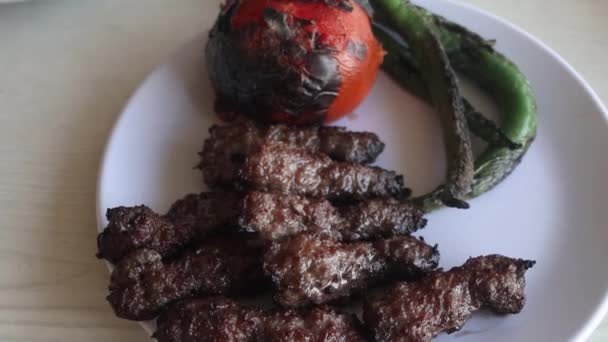 美味的土耳其传统曼尼萨 凯巴普 考夫特在盘子里 高质量的4K镜头 — 图库视频影像