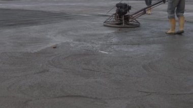 İnşaat ustası, yeni beton kaldırım döşemesi inşa ediyor. Yüksek kalite 4k görüntü