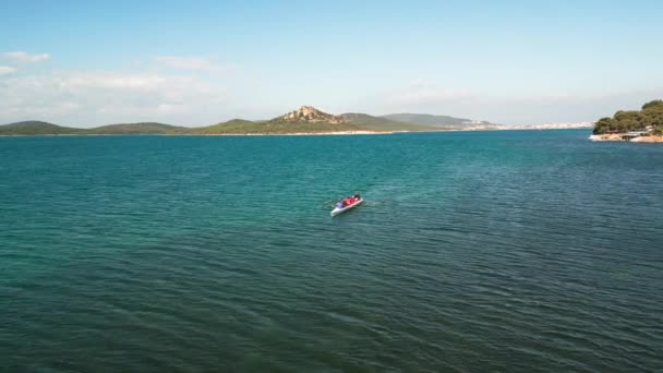 体育独木舟与一队四人划船在平静的水面上 空中的风景 高质量的4K镜头 — 图库视频影像