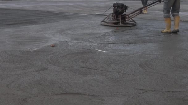 Construction Mason Building Screed Coat Cement Laborer Floats New Concrete — Vídeo de Stock