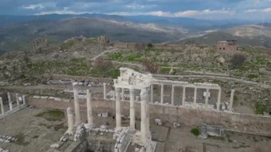 Akropolis, yani İzmir 'deki antik Pergamon şehrinin en önemli kalıntılarına sahip olan Yukarı Kent.