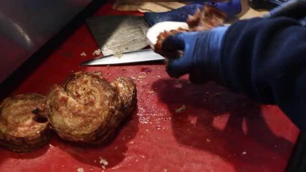Chef Preparing Lamb Intestine Kokorec Turkish Food Sandwich Service Local — Stockvideo
