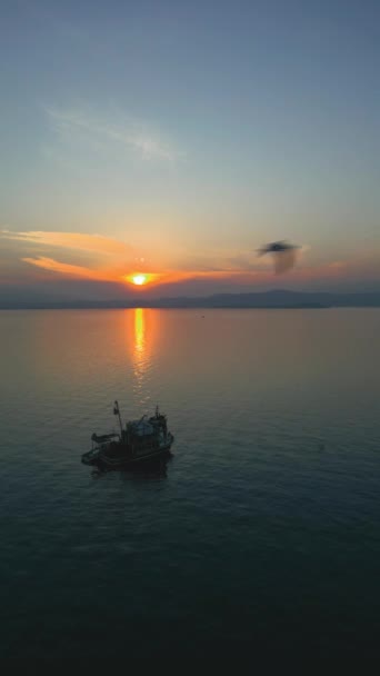 日没後には漁船のトロール船が海上を航行する 高品質4K映像 — ストック動画