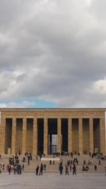Türkiye 'nin Ankara kentindeki Atatürk Anıtmezarı' nı ziyaret eden turistlerin zamanı. 4K Timelapse. Yüksek kalite 4k görüntü