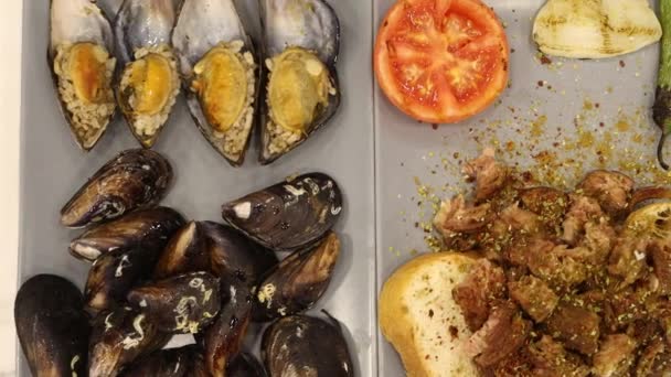 土耳其风格的开胃菜 用柠檬 土耳其高粱和苏格兰人充填的贻贝 高质量的4K镜头 — 图库视频影像
