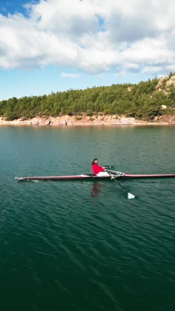 Sport Canoe Mendayung Atas Air Yang Tenang Pandangan Udara Rekaman — Stok Video