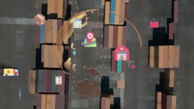 Birçok kargo konteynırı sırasıyla ithalat ihracat portu üzerinde lojistik iş veya ulaşım kavramı. Yüksek kalite 4k görüntü