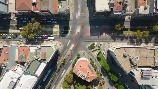 都市でのハイパーラプスまたはタイムラプス 忙しい交差点での傾きシフトトラフィック トルコのイズミルの通りの水平方向のビュー 高品質4K映像 — ストック動画