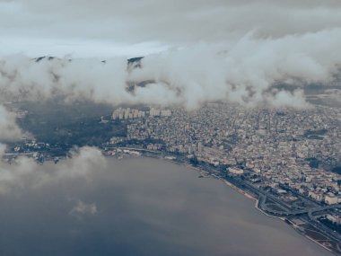 İzmir, Türkiye - 10 Mart 2023: İzmir 'in yeni gökdelenler ilçesinin denizinden görüş. İzmir, Türkiye 'nin üçüncü büyük kentidir. Yüksek kalite fotoğraf