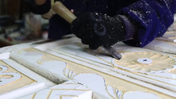 人的近身手雕刻在木制家具上 木匠用工具制作艺术木雕 用凿子和铁锤在木板上制作一个木制装饰品 高质量的4K镜头 — 图库视频影像