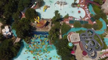 Su parkının en iyi manzarası. Su parkı ve yüzme havuzları. Yukarıdan bak. Yüksek kalite 4k görüntü