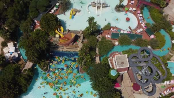 水上公园的俯瞰 水上公园和游泳池 从上面看高质量的4K镜头 — 图库视频影像
