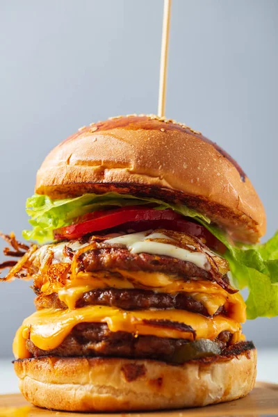 Loaded Cheeseburgers Three Triple Stacked Patties Stacked High Layers Cheese — Stockfoto