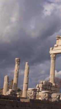 İzmir, Bergama 'daki Pergamon Antik Kent Harabelerinin Akropolü' nün zaman aşımı. Yüksek kalite 4k görüntü