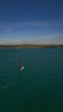 Akdeniz 'deki Urla İzmir' de sörf yapan rüzgar sörfçülerinin hava aracı görüntüleri. Yüksek kaliteli görüntüler