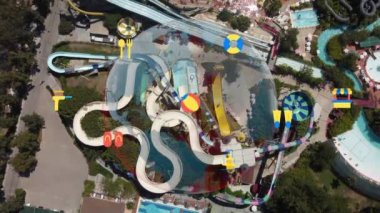 Su parkının en iyi manzarası. Su parkı ve yüzme havuzları. Yukarıdan bak. Yüksek kalite 4k görüntü