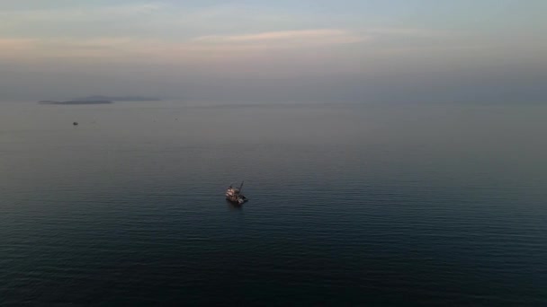 Balıkçı Teknesi Gün Batımından Sonra Denizde Yüzüyor Yüksek Kalite Görüntü — Stok video