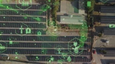 Güneş enerjisi ve teknoloji konsepti. Yenilenebilir enerji. Akıllı şebeke Yüksek kalite 4k görüntü