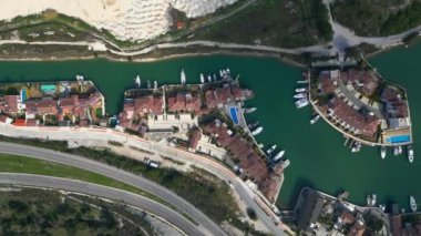 Hindili alacati limanındaki yat kulübünün havadan görüntüsü. Yüksek kalite 4k görüntü