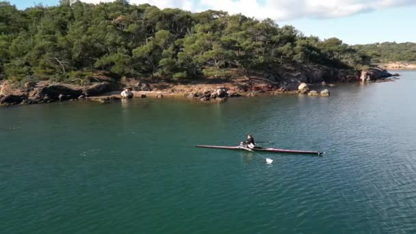 Man Rowing Blue Sea Mountains Beautiful Cloudy Day High Quality — Vídeo de Stock
