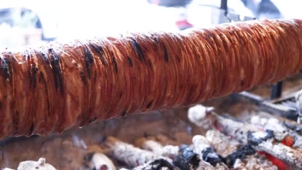 Koyun Bağırsağından Yapılmış Türk Arnavut Yemeği Kokorec Yanan Fırında Pişirilmiş — Stok video
