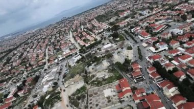 Alacati Yel Değirmenleri 'nin 4K hava görüntüsü. Yüksek kalite 4k görüntü