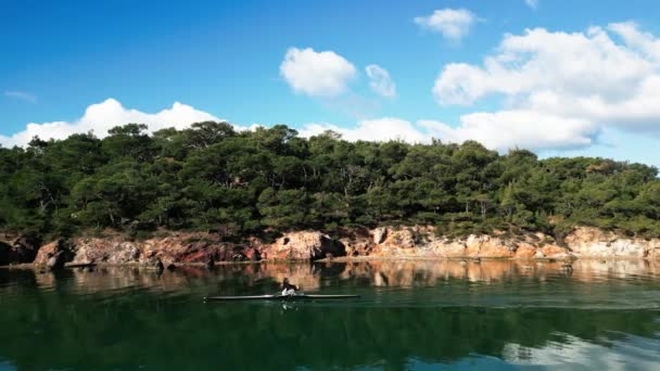 Man Rowing Blue Sea Mountains Beautiful Cloudy Day High Quality — Stok video
