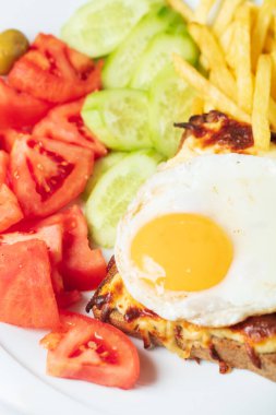 Kahvaltıda. Fransız mutfağı. Croque madame sandviçi masaya yakın. Yüksek kalite fotoğraf