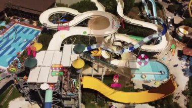 Su parkının en iyi manzarası. Su parkı ve yüzme havuzları. Yukarıdan bak. Yüksek kalite 4k görüntü