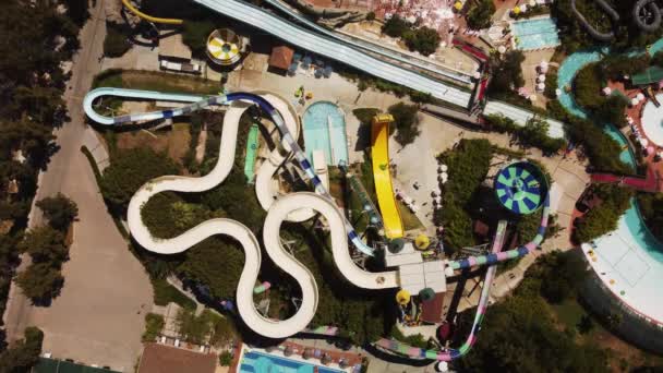 水上公园的俯瞰 水上公园和游泳池 从上面看高质量的4K镜头 — 图库视频影像