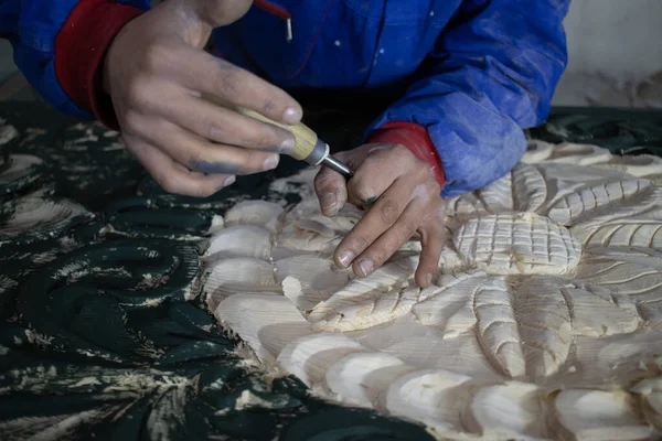 Close Man Mãos Esculpidas Móveis Madeira Carpinteiro Usando Ferramenta Fazendo — Fotografia de Stock