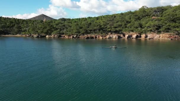 Mann Rudert Blauen Meer Zwischen Bergen Einem Schönen Bewölkten Tag — Stockvideo