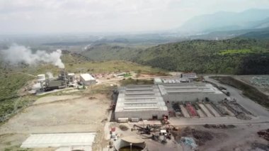 İzmir Türkiye 'de metal geri dönüşüm hurdalığının havadan görünüşü. Yüksek kalite 4k görüntü