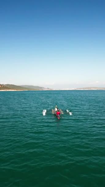 Sport Canoa Com Uma Equipe Quatro Pessoas Remando Água Tranquila — Vídeo de Stock