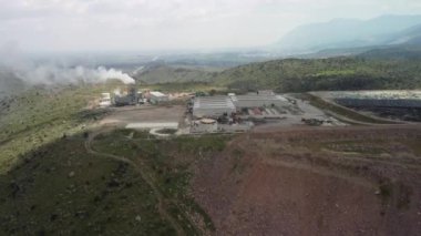 İzmir Türkiye 'de metal geri dönüşüm hurdalığının havadan görünüşü. Yüksek kalite 4k görüntü