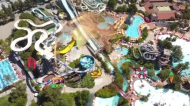 Su parkının en iyi manzarası. Su parkı ve yüzme havuzları. Yukarıdan bak. Yüksek kalite 4k görüntü