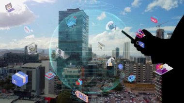 İş adamı akıllı telefona dokunuyor, endüstriyel devrim teknolojisi cep telefonuna bağlanıyor, online alışveriş yapıyor, internete bağlanıyor. 4K film. Yüksek kalite 4k görüntü