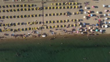 Sarimsakli ayvalik Balikesir Turkey sahilinde güneşlenen ve yüzen insanların en iyi görüntüsü. Yüksek kalite 4k görüntü