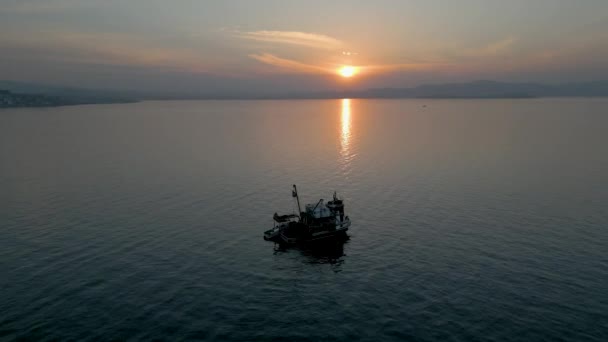Bateau Pêche Chalutier Naviguant Sur Mer Après Coucher Soleil Tir — Video