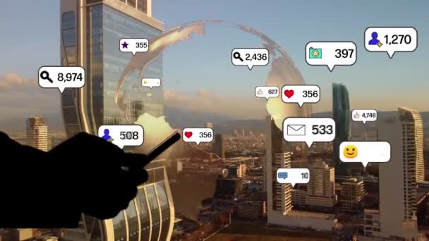 Ikony Mediów Społecznościowych Przelatują Nad Centrum Miasta Pokazując Ludziom Zaangażowanie — Wideo stockowe