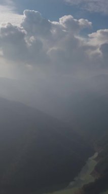 Bir dağ ormanı gölünde çam ağaçlarıyla birlikte turkuaz su. Yeşil göl ve yeşil ormanların havadan görünüşü. Dağ ormanları arasındaki göle bak. Kristal berrak dağ gölü suyunun üzerinde. zaman aşımı