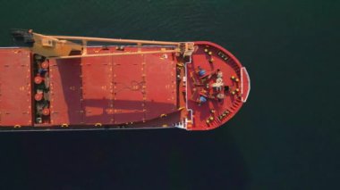 Denizde büyük bir gemi, havadan. Yüksek kalite 4k görüntü
