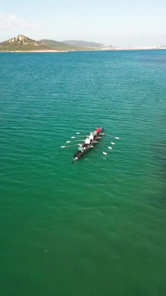 Sport Canoe Zespołem Czterech Osób Wiosłujących Spokojnej Wodzie Widok Lotu — Wideo stockowe